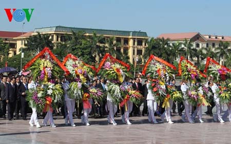Đoàn đại biểu Đảng, Nhà nước, Mặt trận Tổ quốc và tỉnh Hưng Yên dâng hoa tại tượng đài Tổng Bí thư Nguyễn Văn Linh
